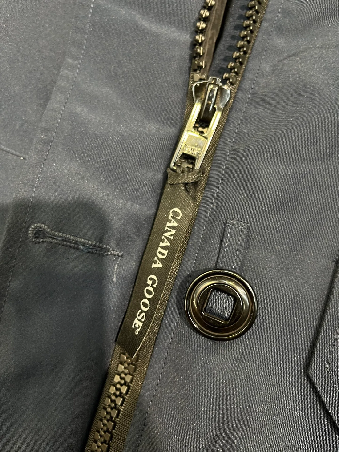 P780 CANADA GOOES 02 model Chilliwa bomber jacket 02 model, chosen by Arctic and Antarctic scientific expedition teams as their cold-proof equipment, the Rolls-Royce of down jackets. ➖ Industry-leading anti-counterfeiting chip sensing. ➖ Imported Behringer embroidery machines and customized embroidery labels, the highest level and industry leading. ➖ Imported Korean 21-count polyester-cotton blended original fabric, TC85 waterproof coated fabric, water-repellent, windproof and wear-resistant. ➖ The new national standard 80 white duck down is filled with an average of 520 grams of down. The amount of down filled is industry-leading. ➖ 100% nylon lon lining with double double-layer sealing design to prevent velvet running, seamless thread design on cuffs! ➖ Western Canadian Green Wolf Collar. ➖ Yoshida YKK provides original factory-customized electroplated sliders. YKK two-way lockable zippers are tight and smooth and do not peel off paint. ➖ 3M composite Velcro is durable and the accessories and hardware are all custom-made. Note: Our copywriting is only simple and clear. Instead of bragging about the copywriting, it is better to compare and understand with samples. Only for the purest, most focused, most professional, highest quality, and highest sex!  size：xs-xl